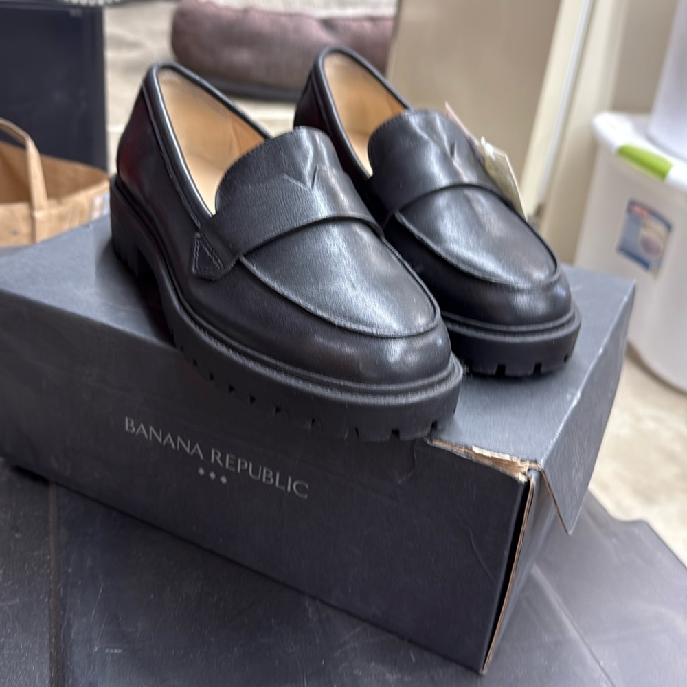 Banana Republic women’s Leather loafer